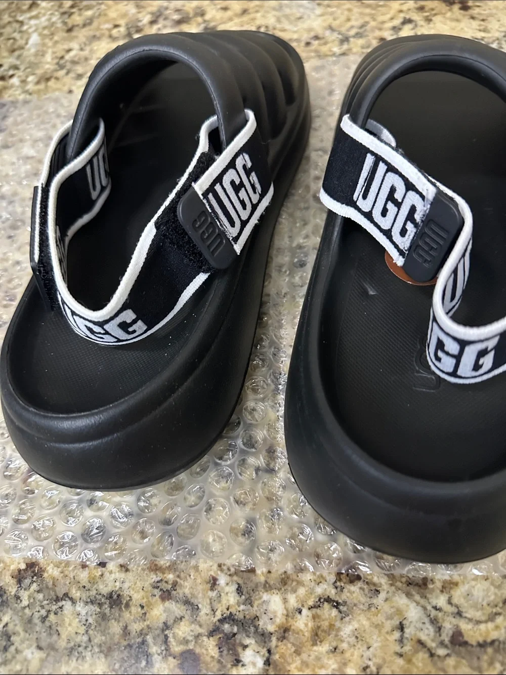 Brand New UGG Fluff Yeah Unisex (Men or Women) Cushioned Puff Strap Sandals